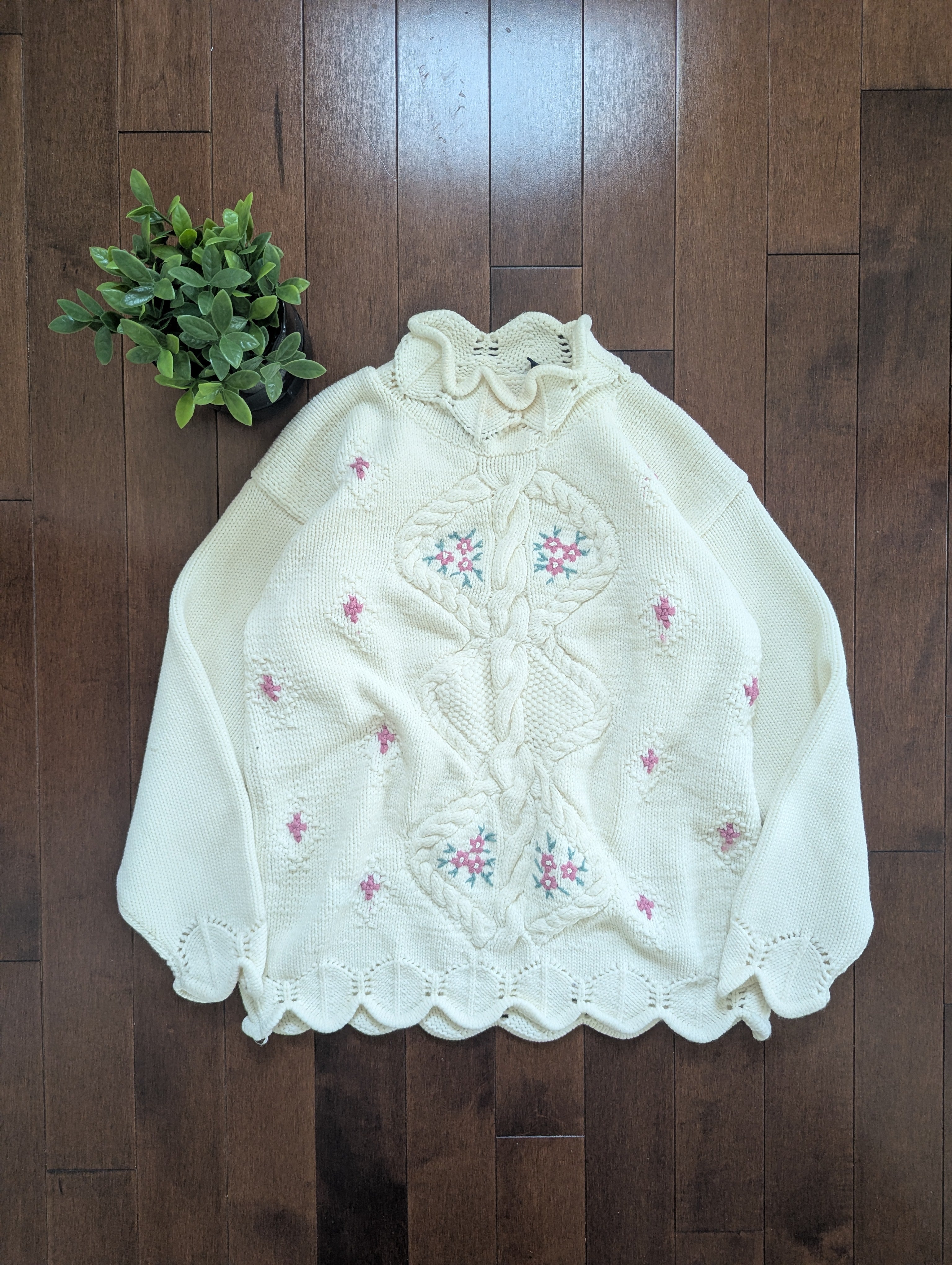 WEEKEND EDITION FLORAL SCALLOPED DETAIL VINTAGE KNIT SWEATER