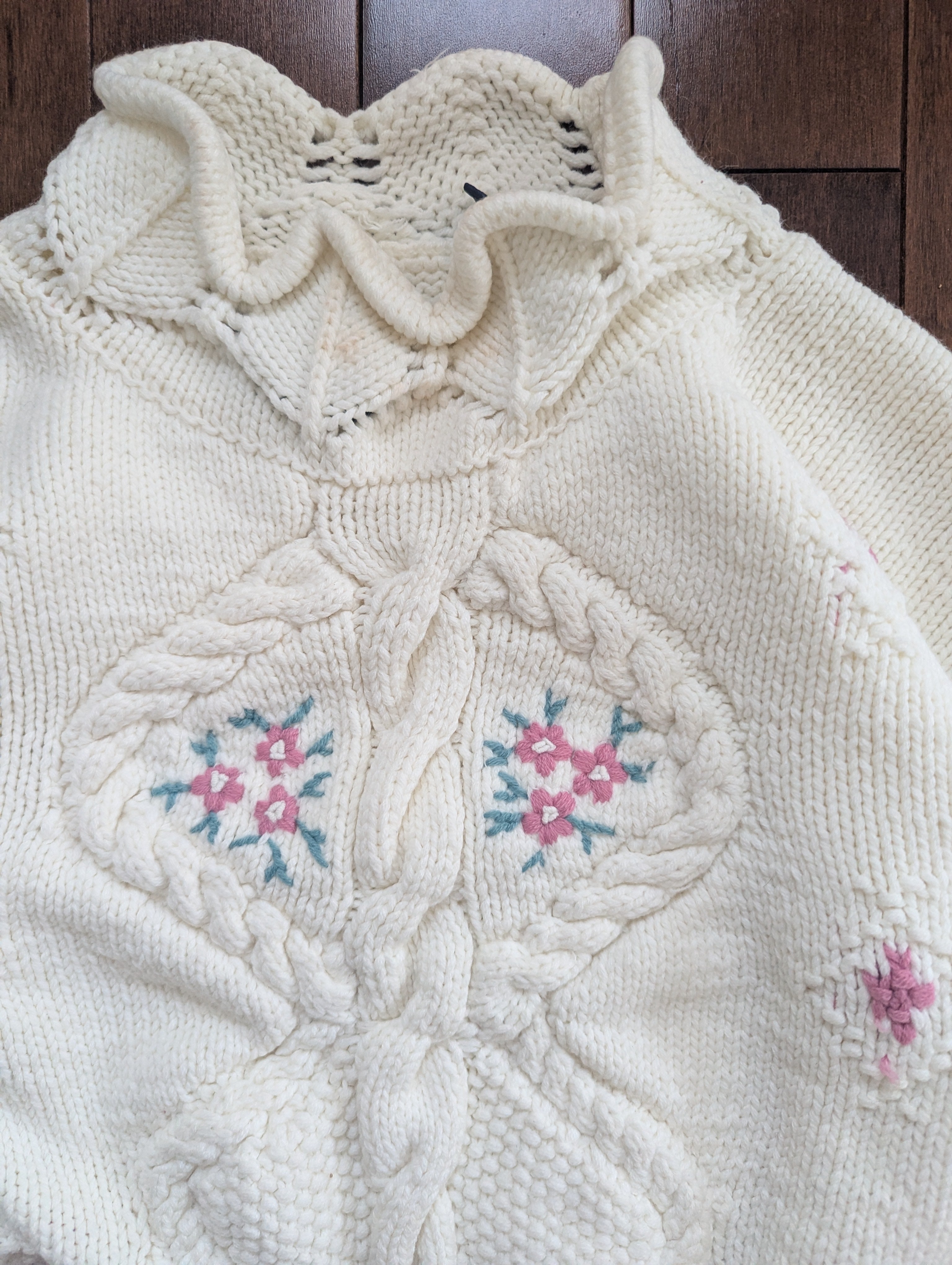 WEEKEND EDITION FLORAL SCALLOPED DETAIL VINTAGE KNIT SWEATER