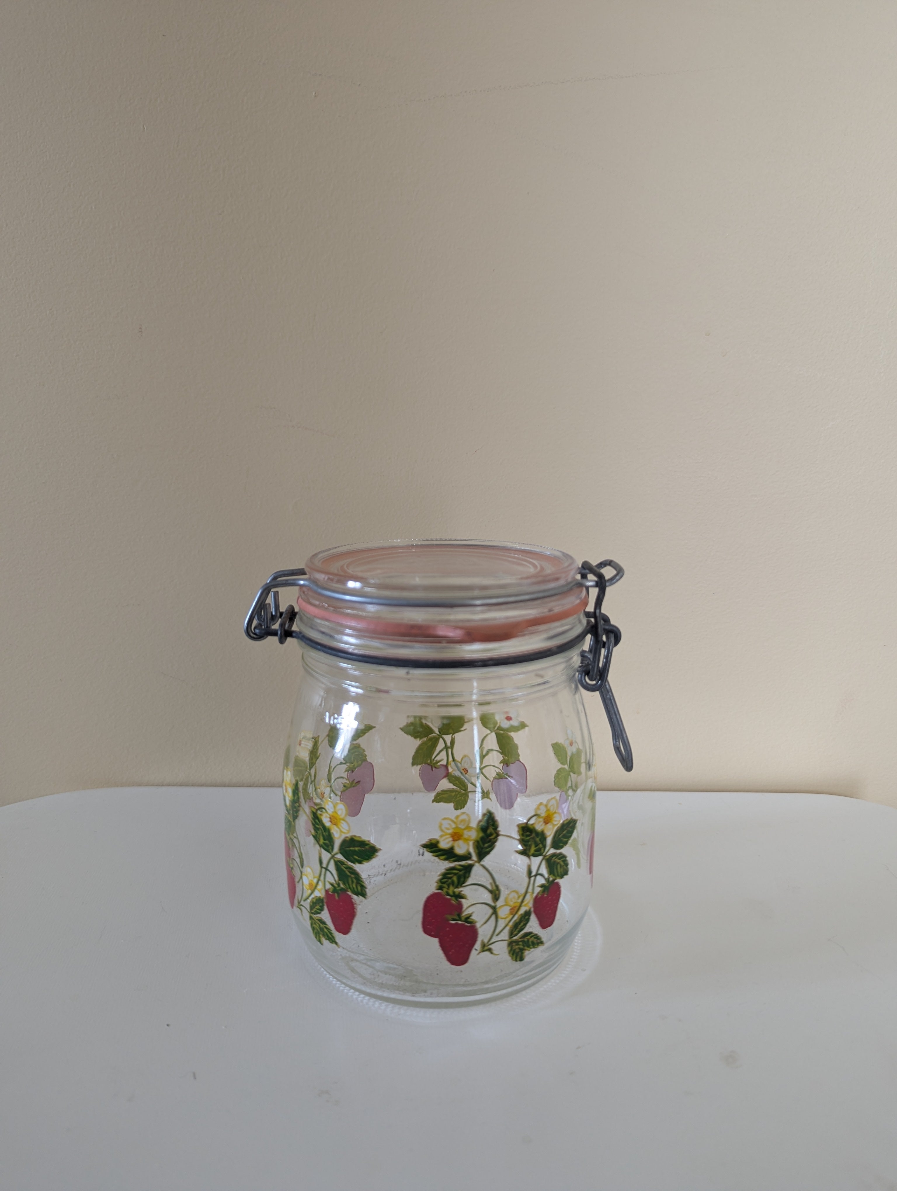 ARC FRANCE 1960s STRAWBERRY PRINT VINTAGE CLAMP GLASS JAR