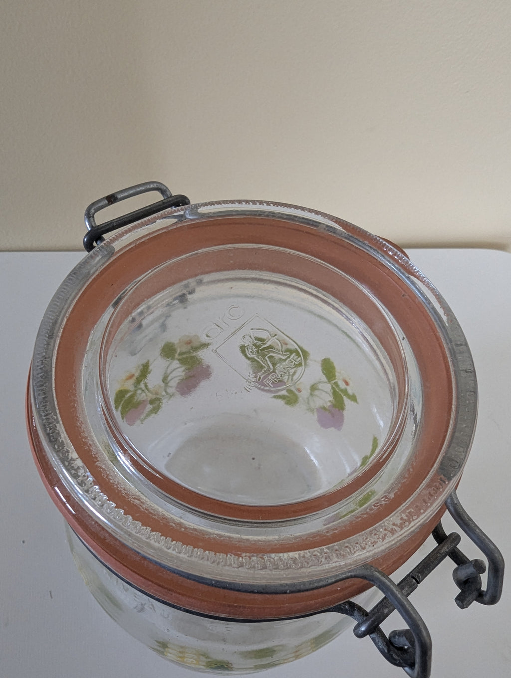 ARC FRANCE 1960s STRAWBERRY PRINT VINTAGE CLAMP GLASS JAR