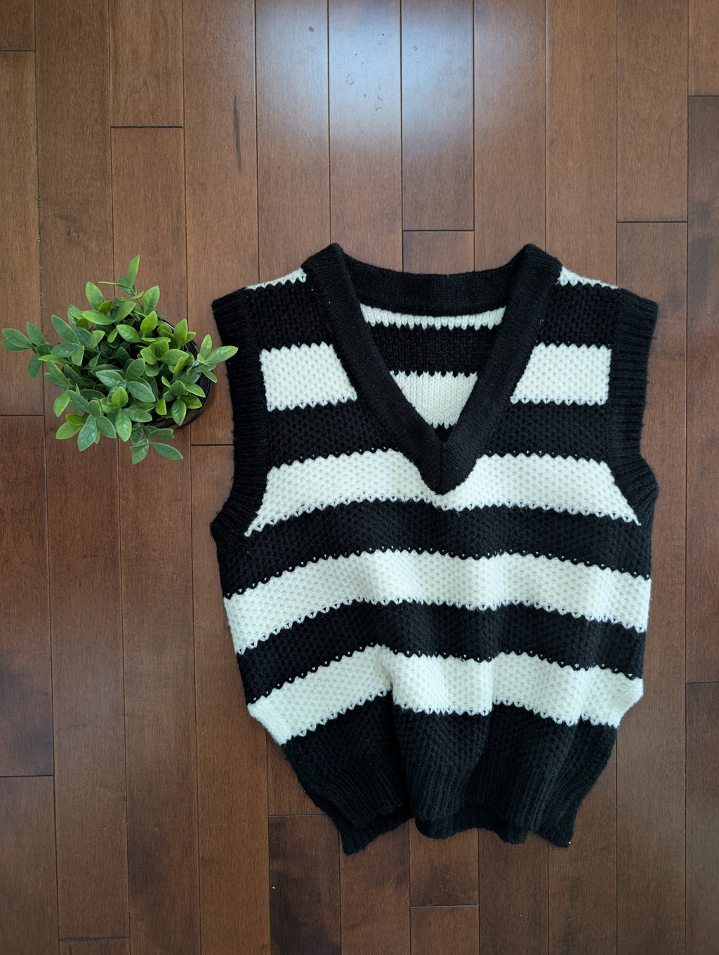 BLACK & WHITE STRIPE CHUNKY KNIT VINTAGE SWEATER VEST