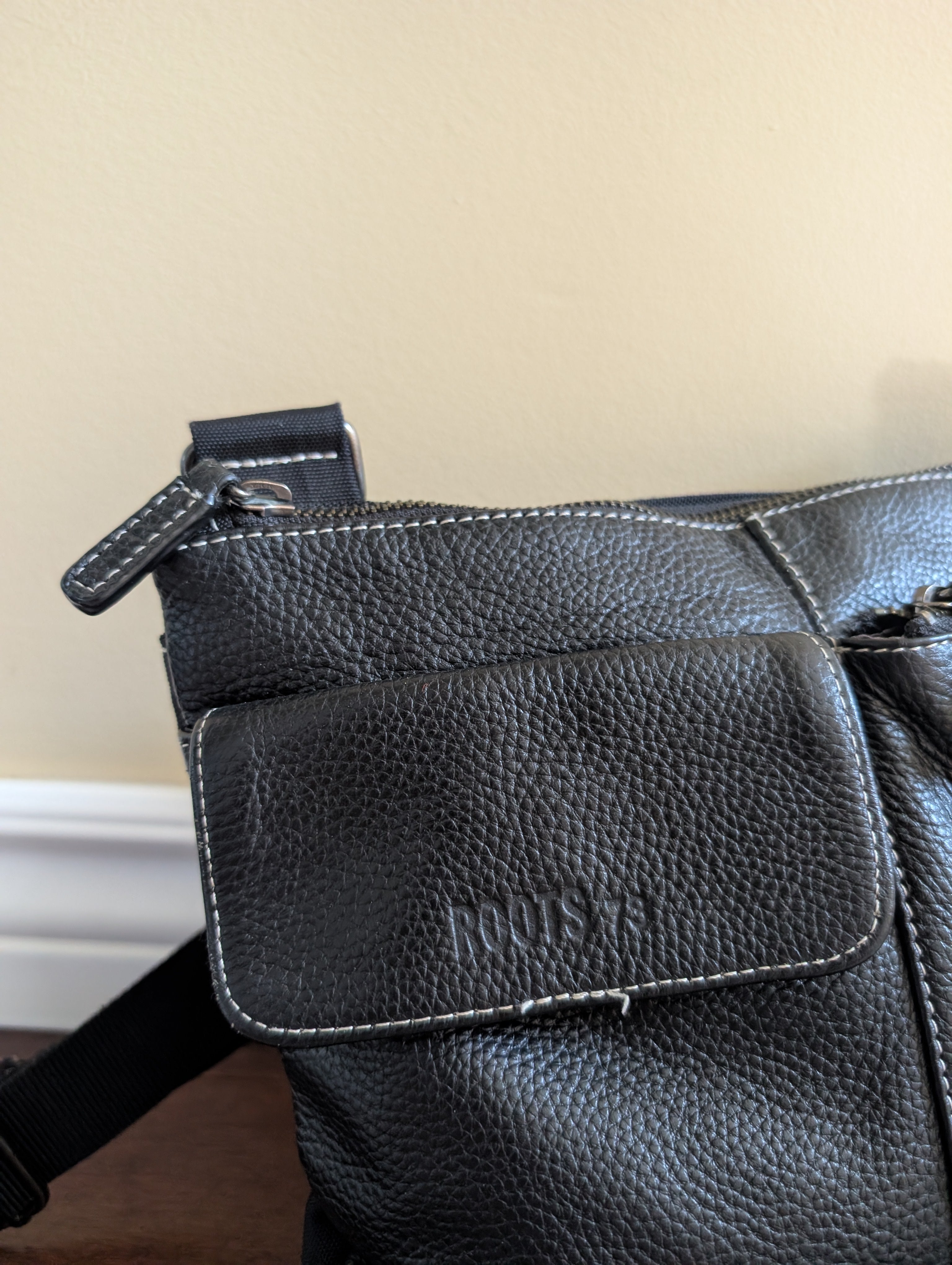 ROOTS 90s LEATHER VINTAGE CROSSBODY BAG