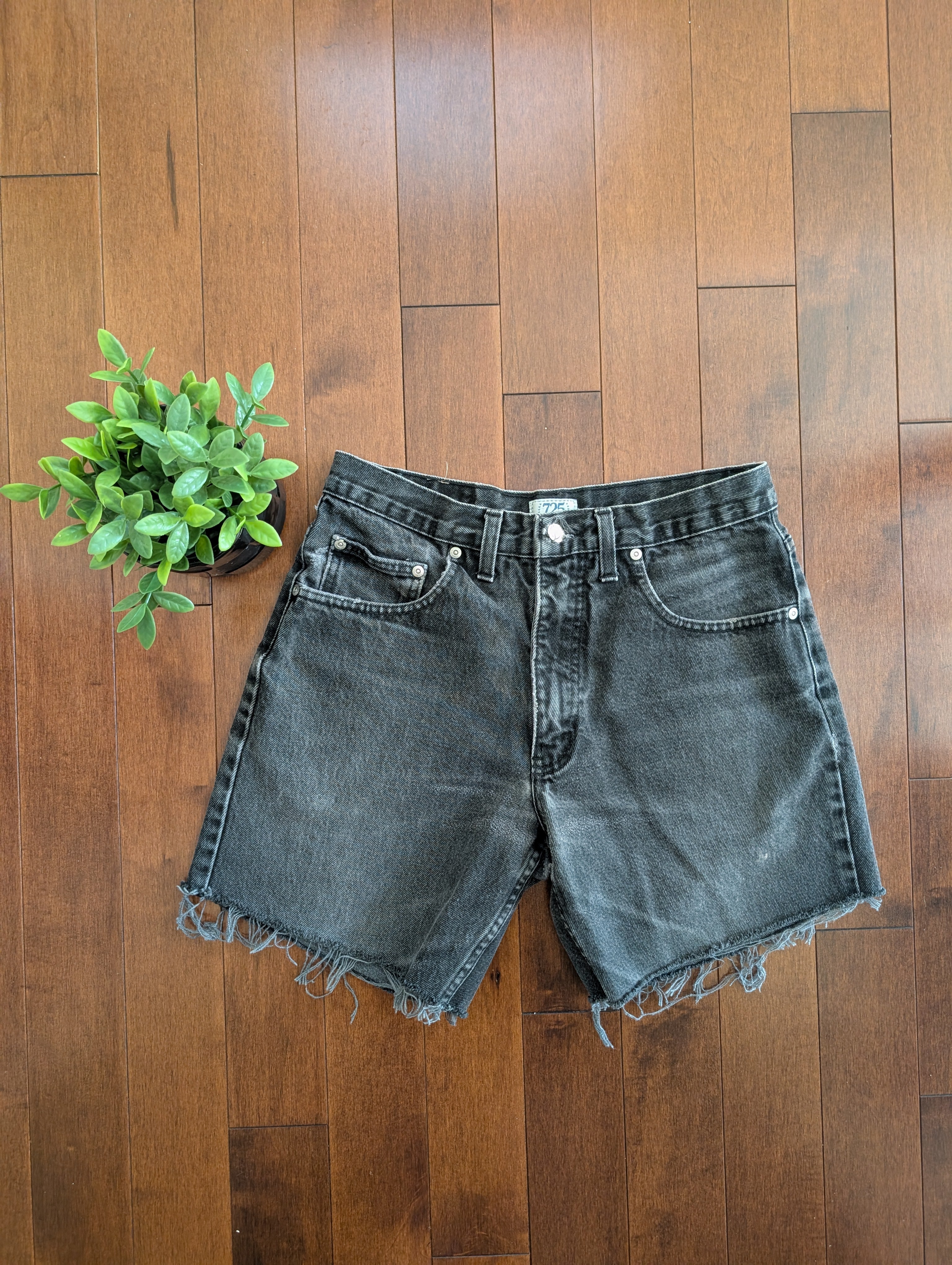 725 FADED BLACK VINTAGE JEAN SHORTS