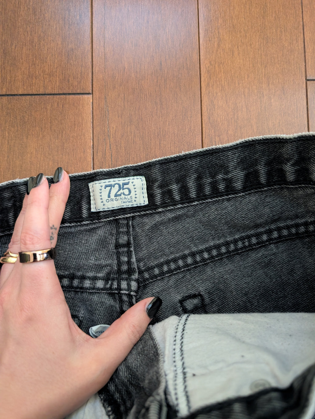 725 FADED BLACK VINTAGE JEAN SHORTS