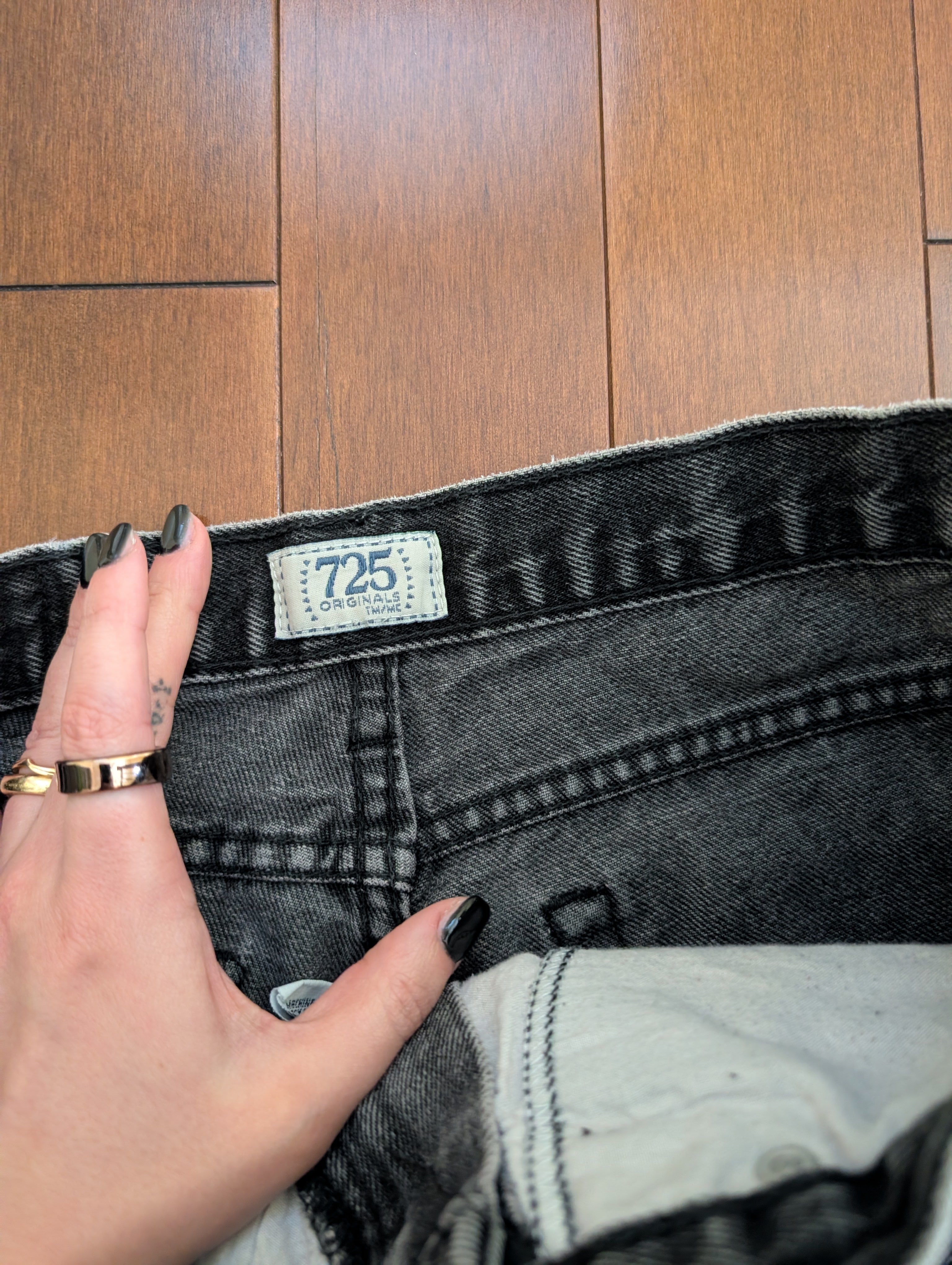 725 FADED BLACK VINTAGE JEAN SHORTS