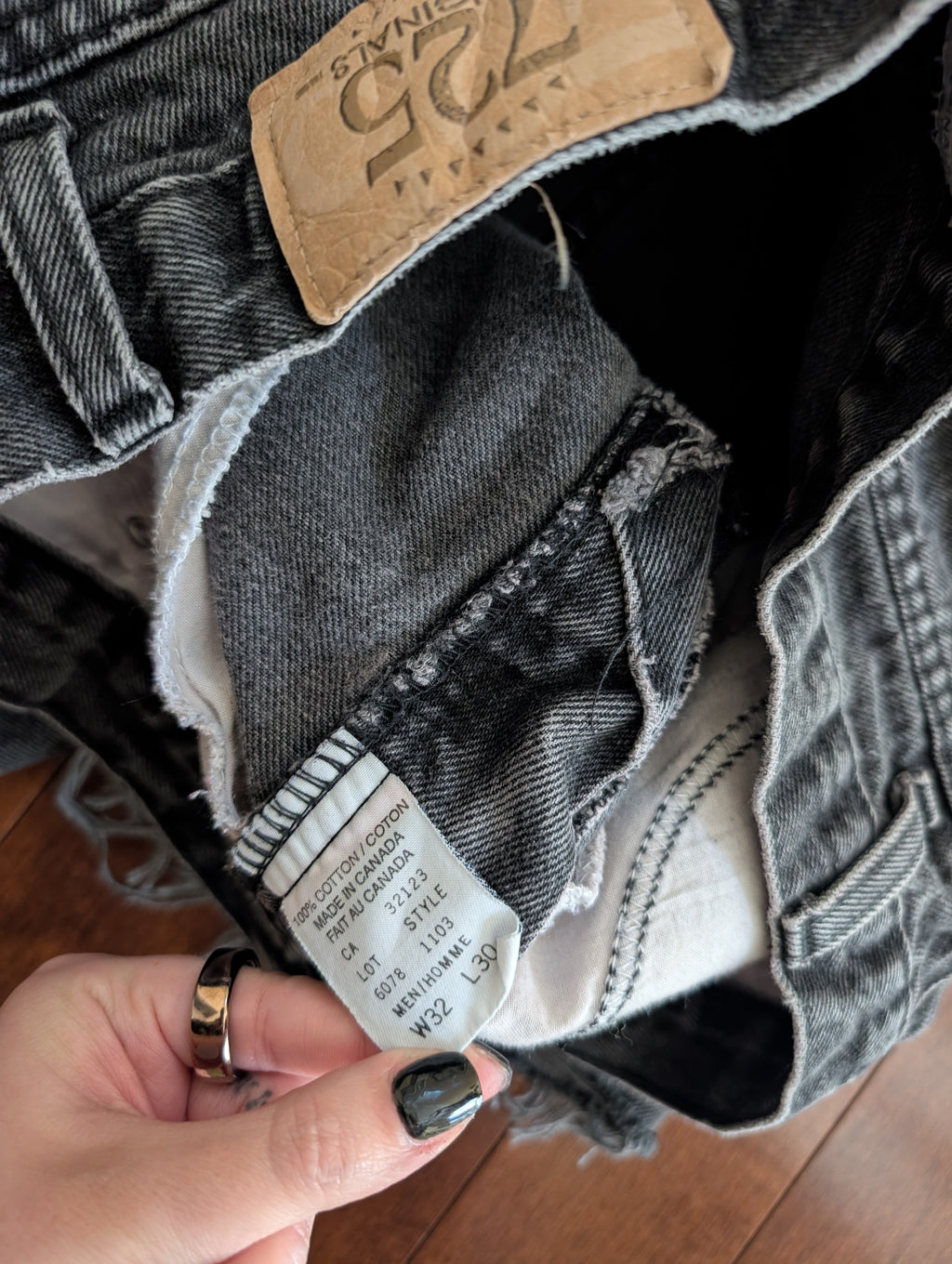 725 FADED BLACK VINTAGE JEAN SHORTS