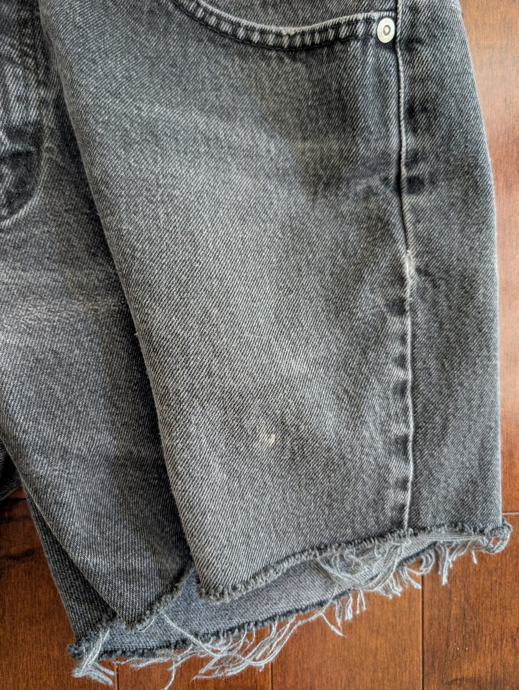 725 FADED BLACK VINTAGE JEAN SHORTS