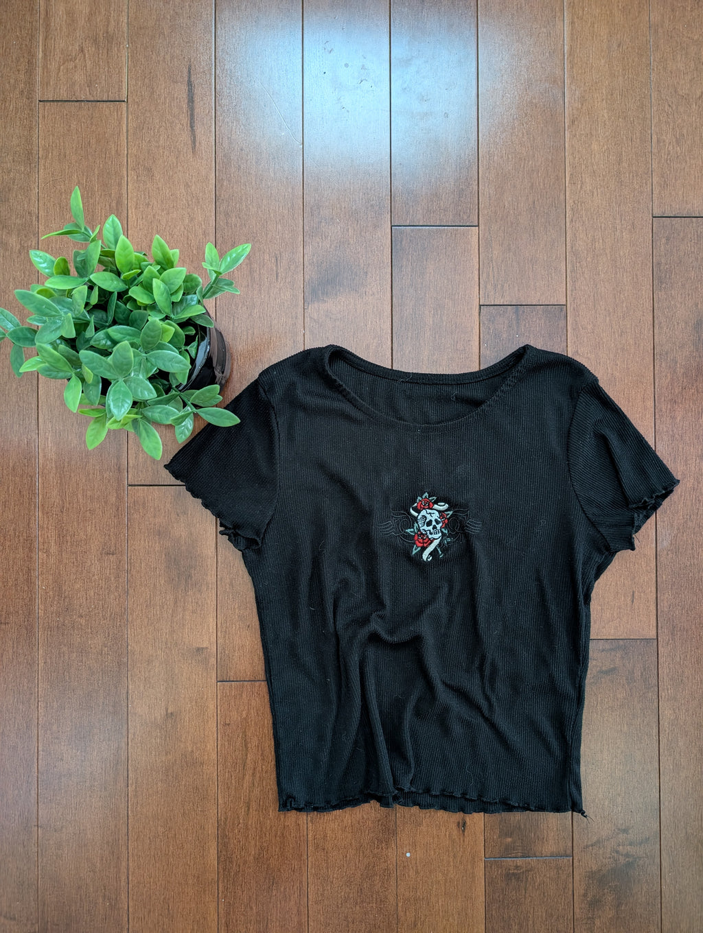 EMBRIODERED SKULL Y2K VINTAGE BABY TEE