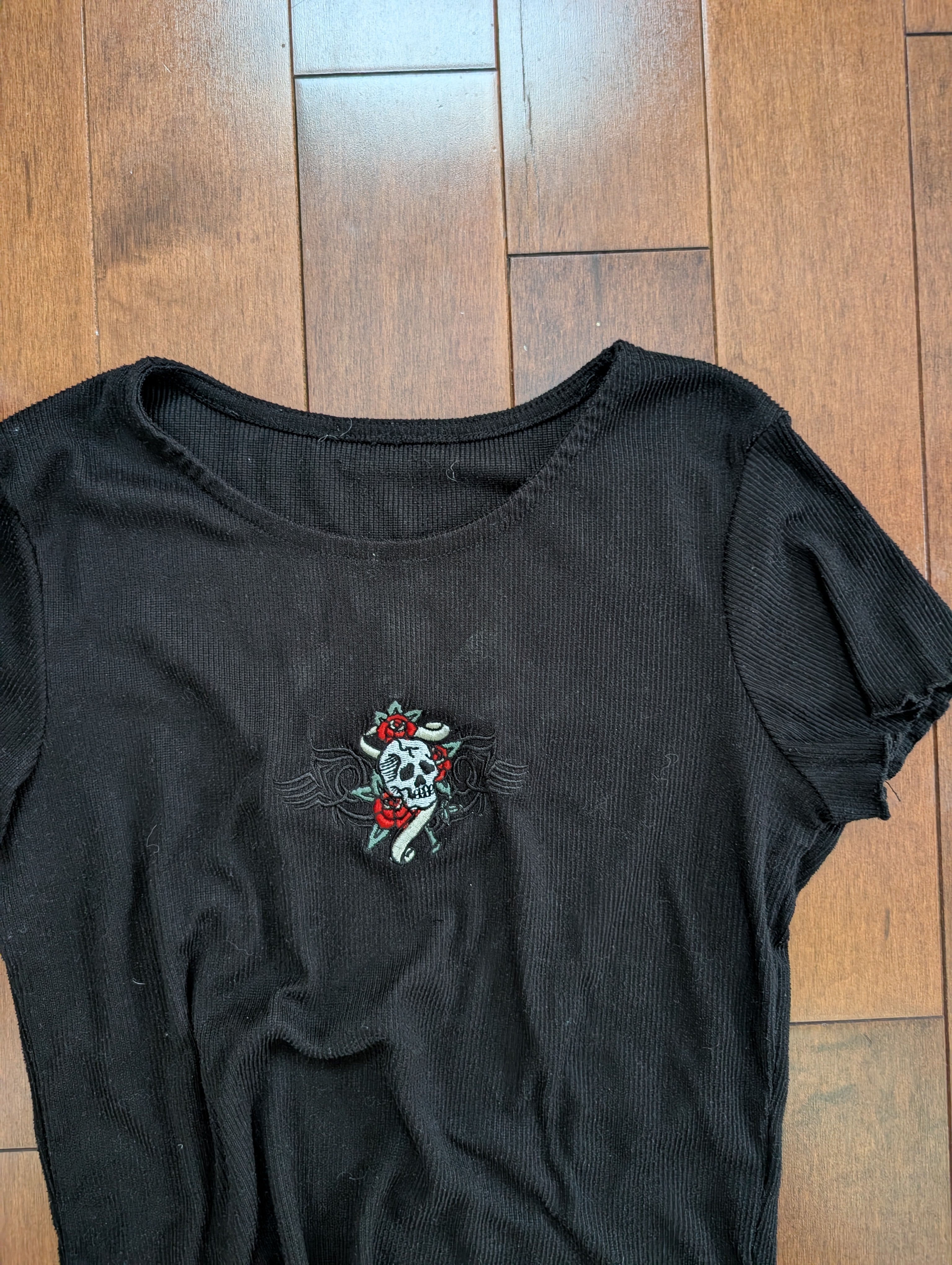 EMBRIODERED SKULL Y2K VINTAGE BABY TEE