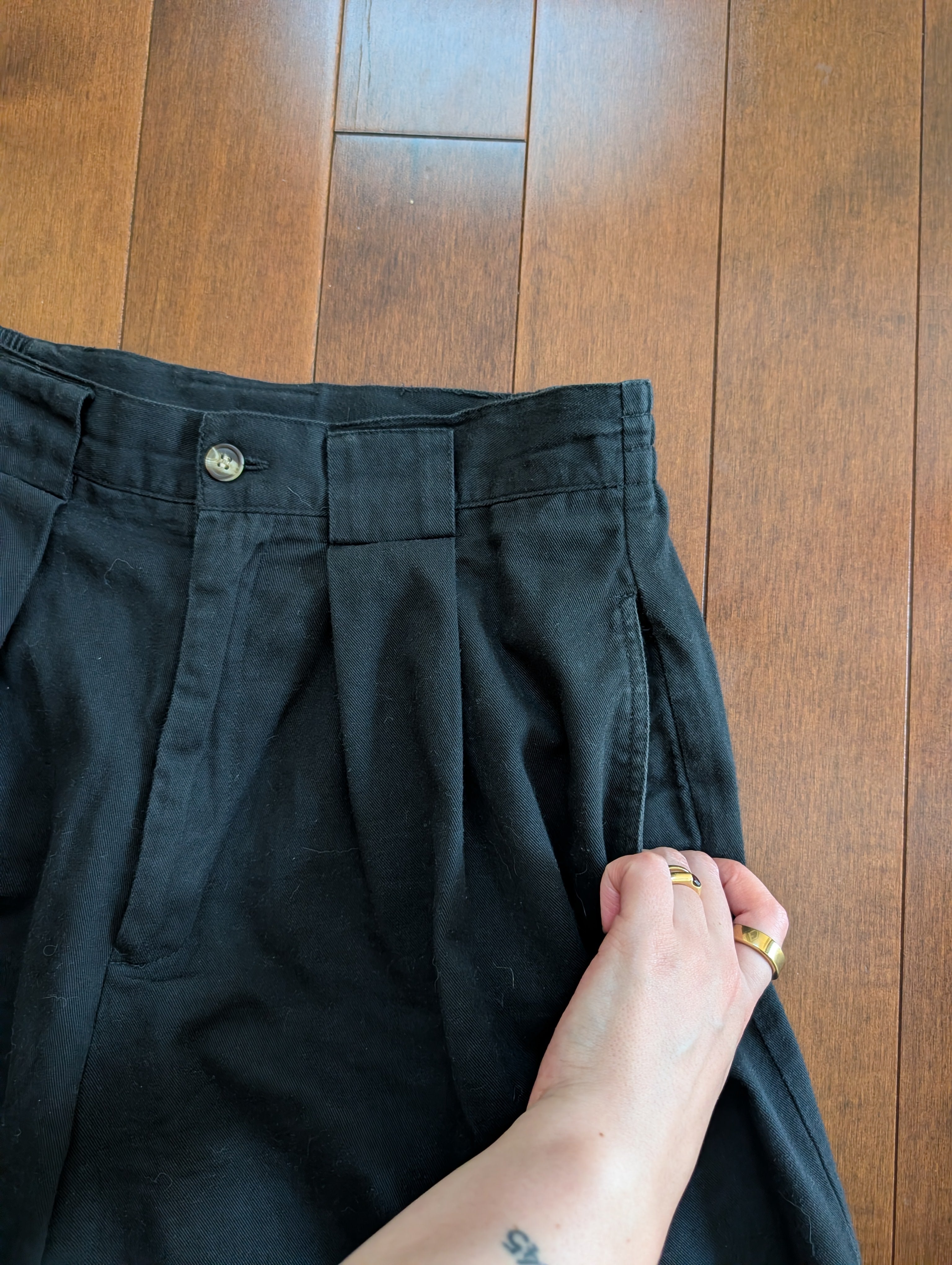 BLACK PLEATED VINTAGE TROUSER SHORTS