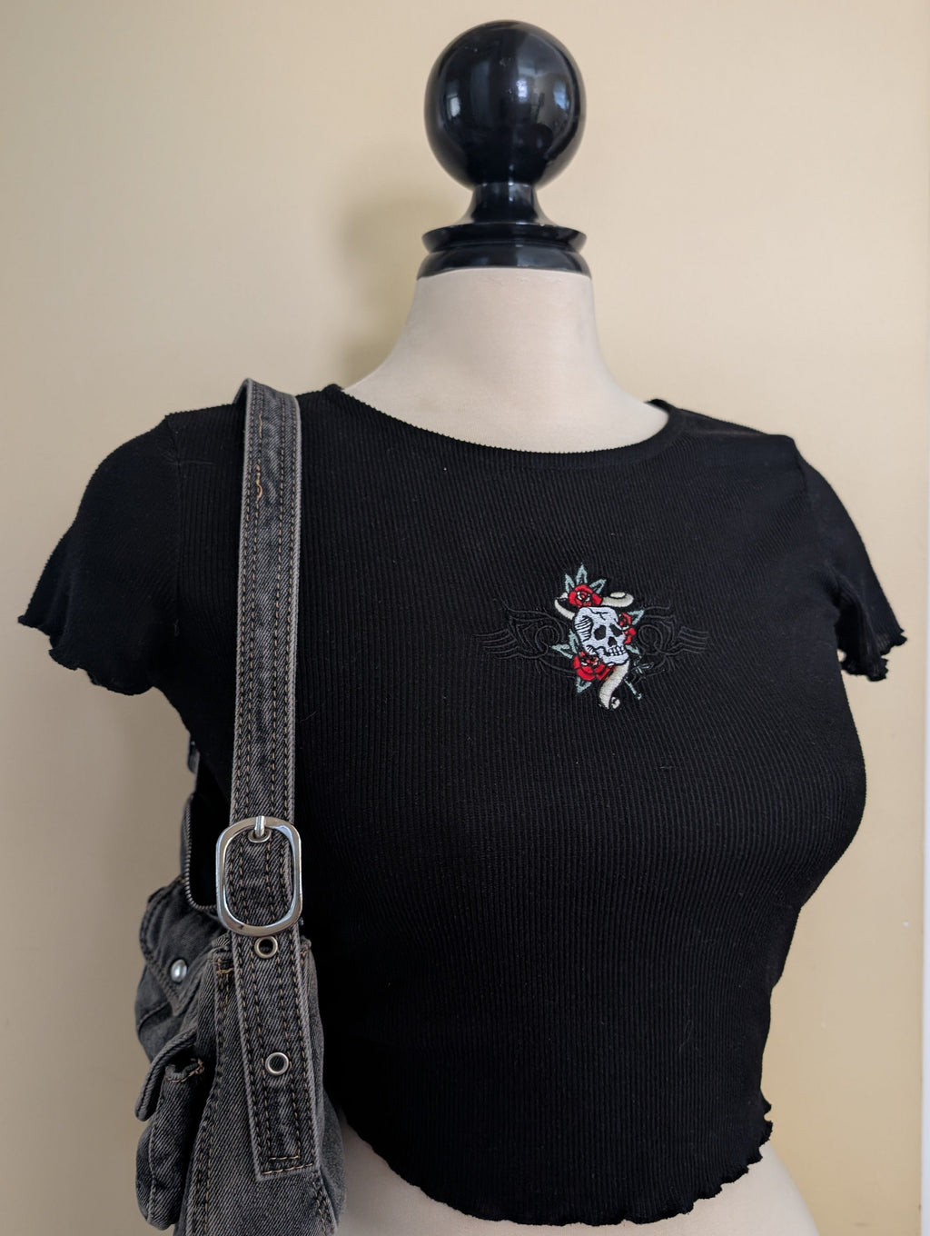 EMBRIODERED SKULL Y2K VINTAGE BABY TEE