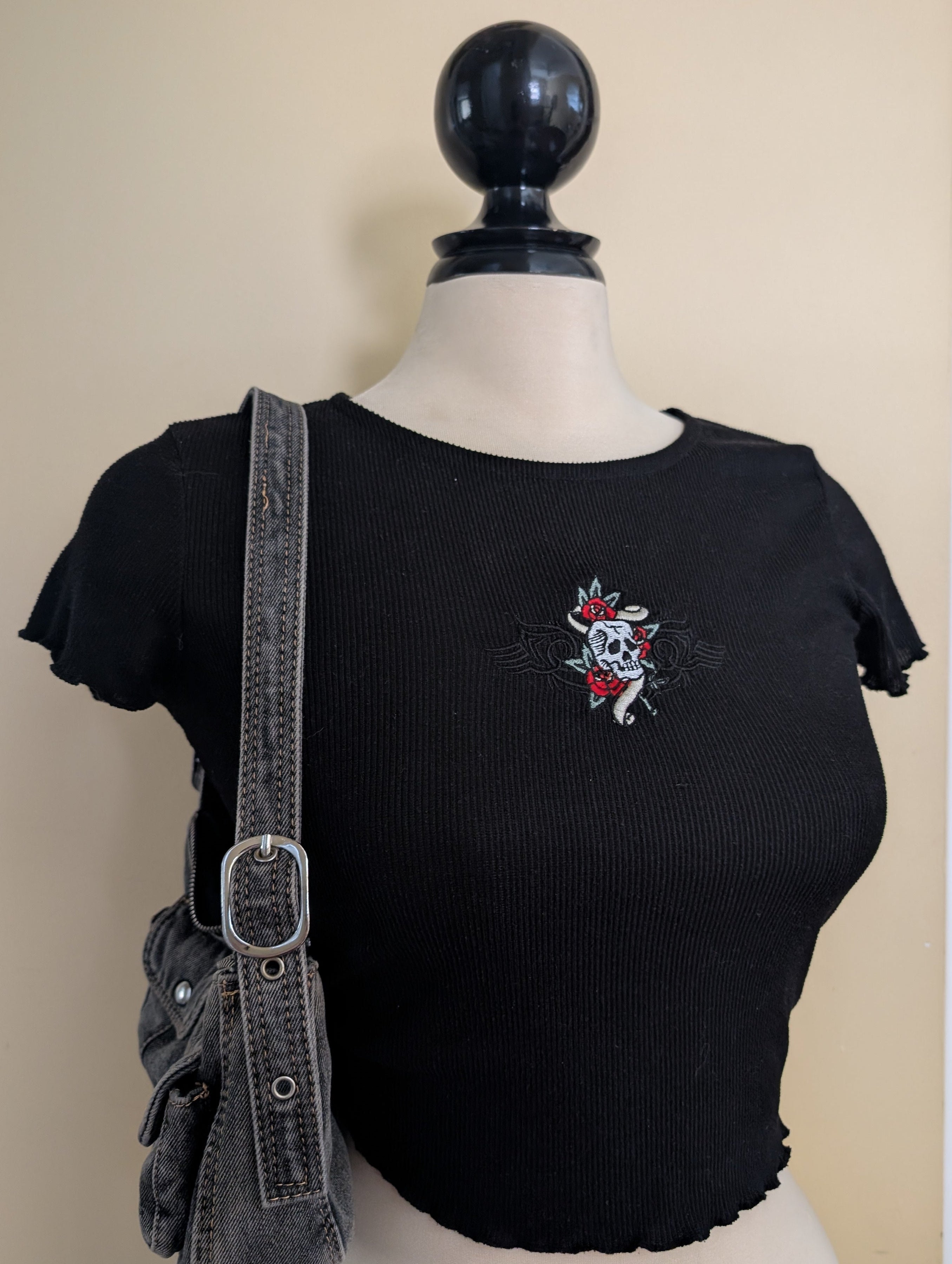 EMBRIODERED SKULL Y2K VINTAGE BABY TEE