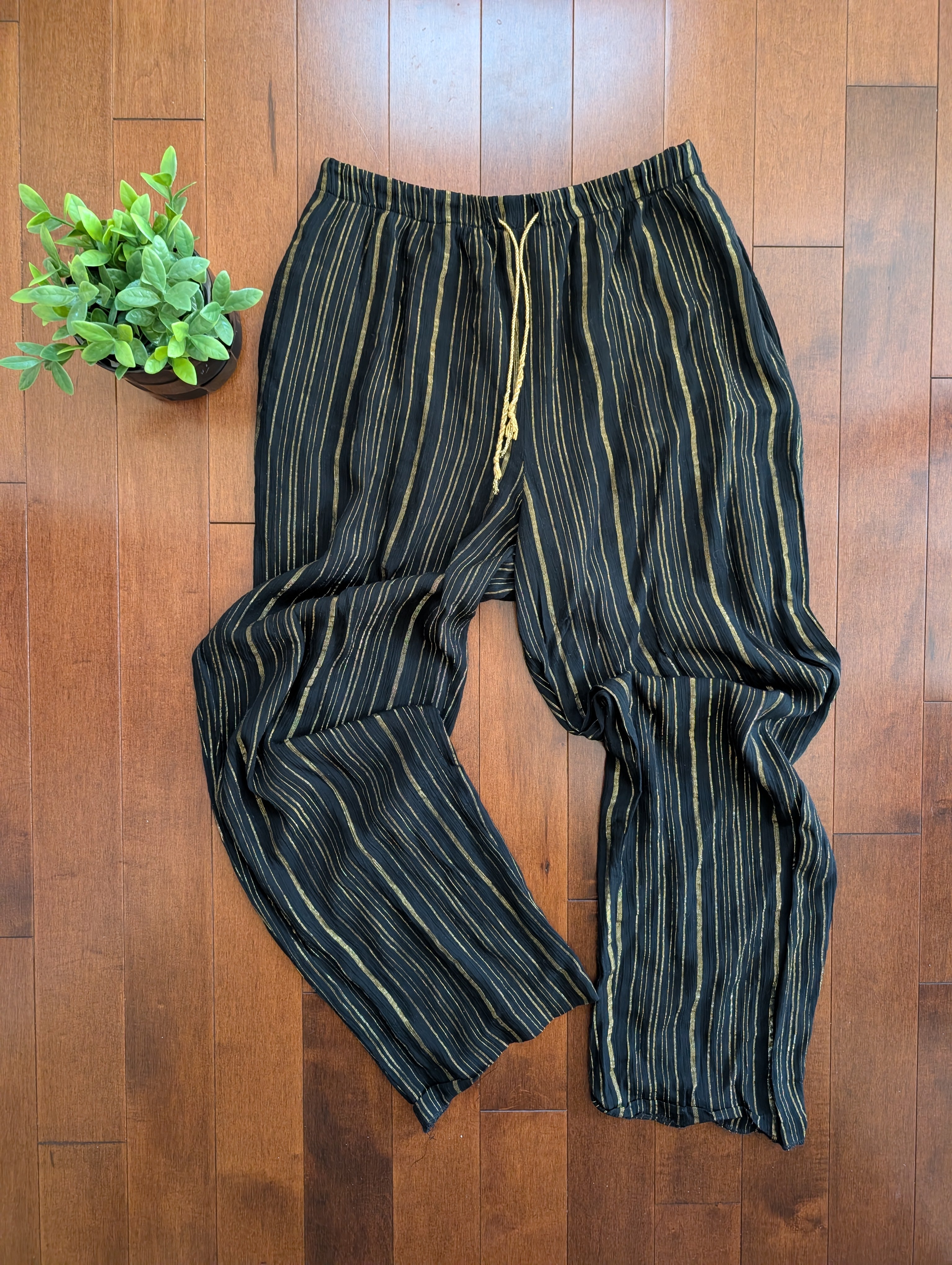 BLACK & GOLD 90s VINTAGE PJ LOUNGEWEAR SET