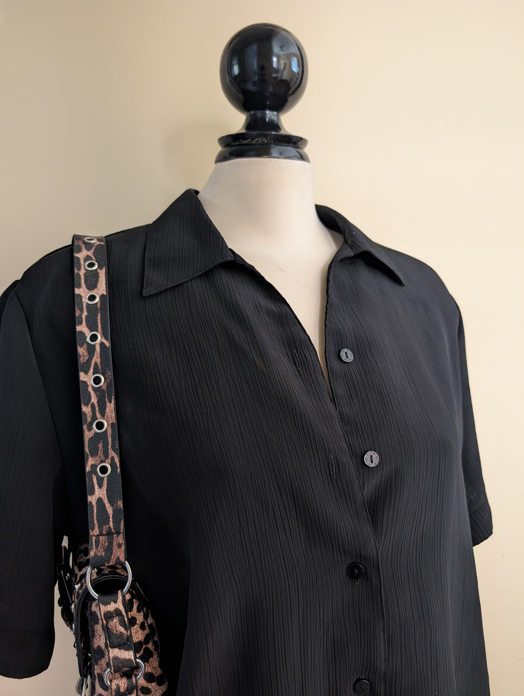 CLASSIC BLACK 90s VINTAGE BUTTON UP SHIRT