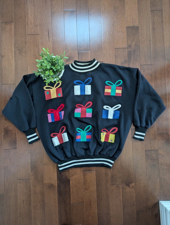 PRESENT GIFT BOXES CHRISTMAS VINTAGE MOCK NECK SWEATSHIRT