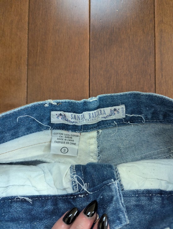SANTA BARBARA DAISY FLORAL DETAIL VINTAGE 1990s JEAN SHORTS