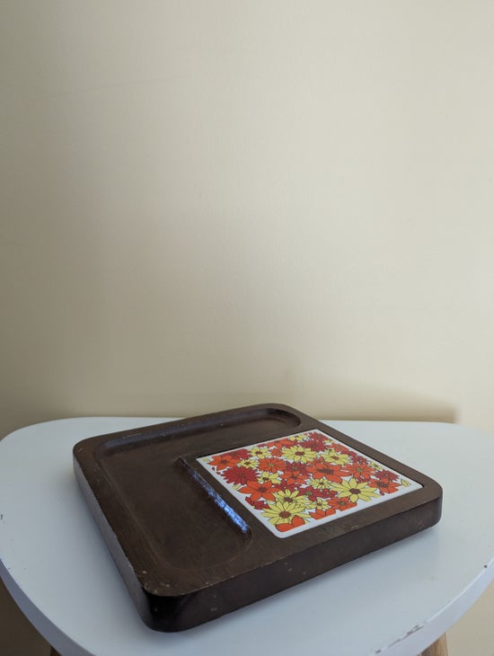 WOODEN 1970s FLORAL CERAMIC TILE INSERT VINTAGE CHEESE BOARD