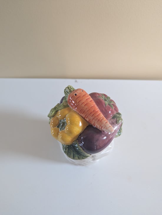 FITZ & FLOYD 1995 VEGTABLE BASKET CERAMIC VINTAGE SALT & PEPPER SHAKERS