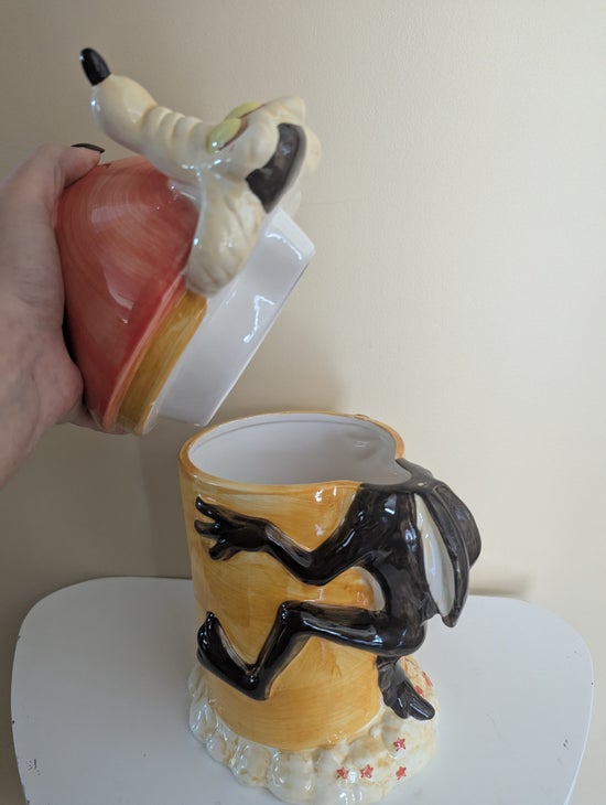 WILE COYOTE LOONEY TUNES VINTAGE CERAMIC COOKIE JAR