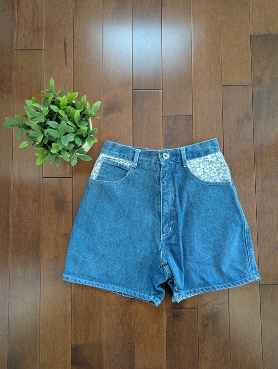 SANTA BARBARA DAISY FLORAL DETAIL VINTAGE 1990s JEAN SHORTS