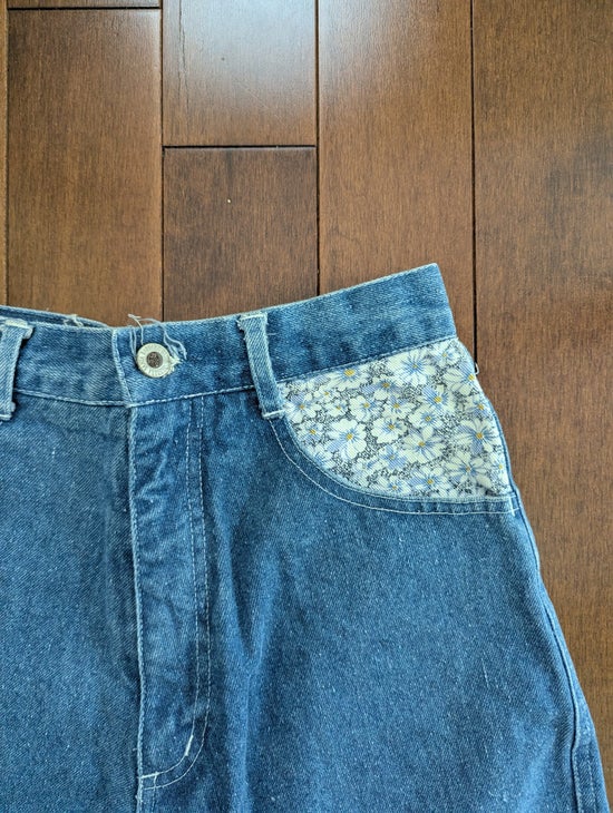 SANTA BARBARA DAISY FLORAL DETAIL VINTAGE 1990s JEAN SHORTS