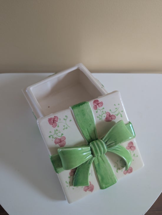 MANN 1970s PORCELAIN PRESENT GIFT BOX WITH BOW VINTAGE TRINKET BOX