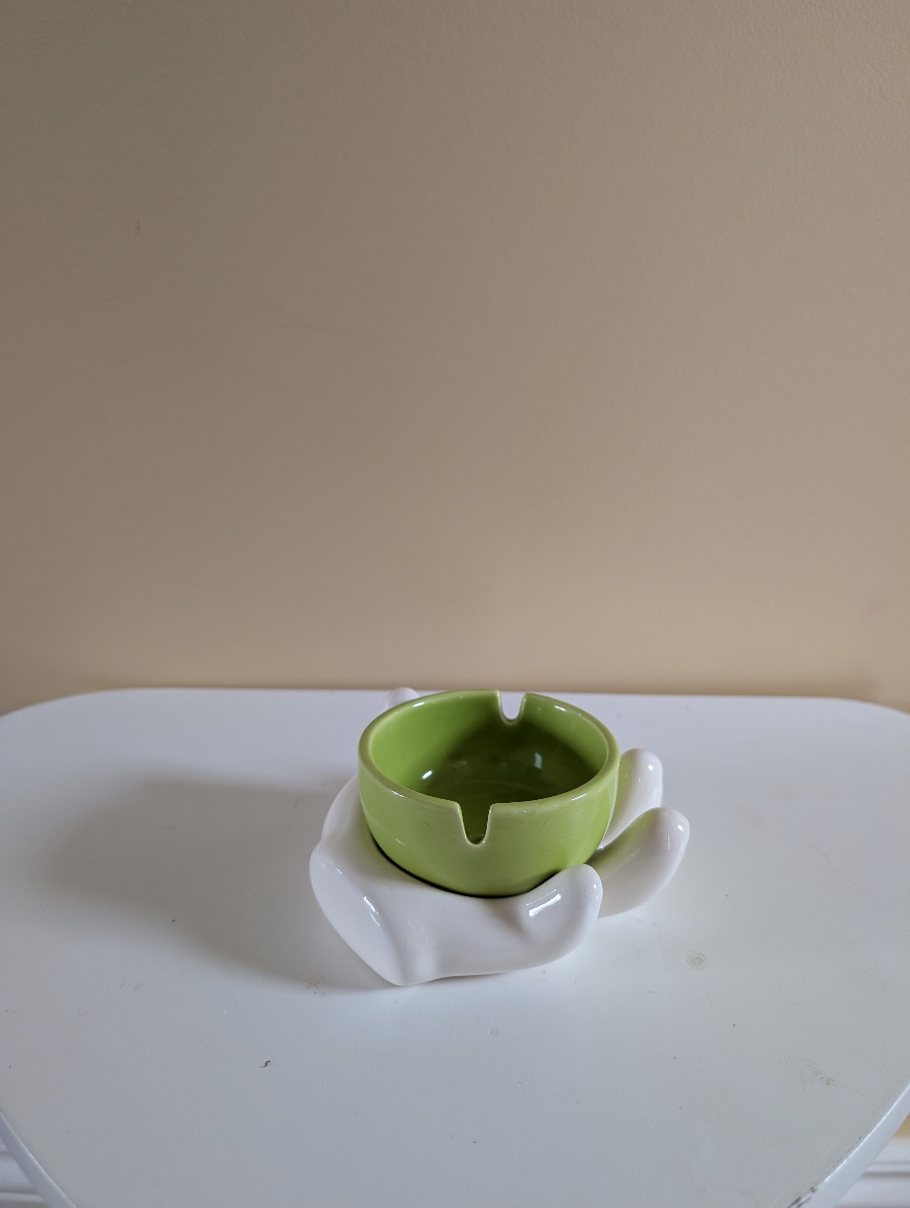 CERAMIC HAND HOLDING VINTAGE ASHTRAY