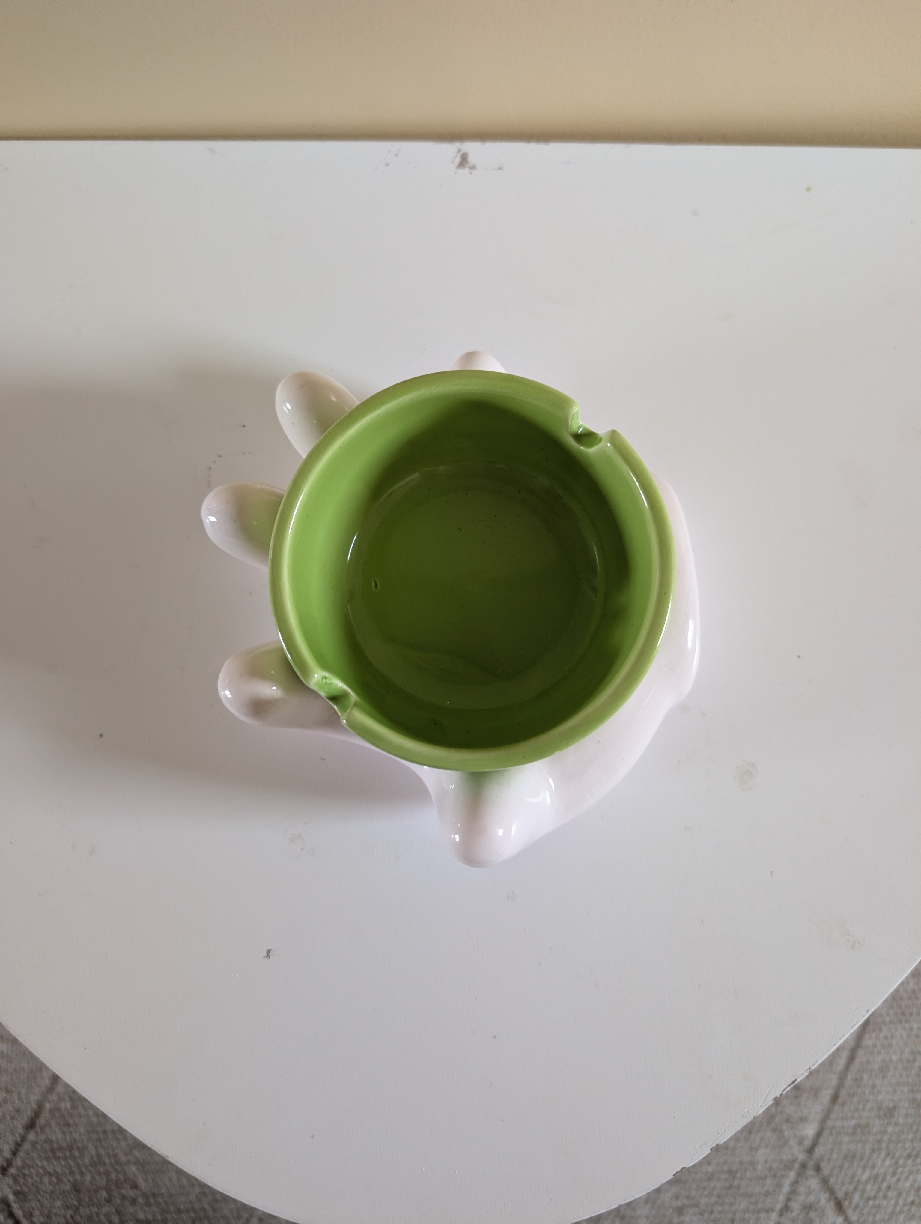 CERAMIC HAND HOLDING VINTAGE ASHTRAY