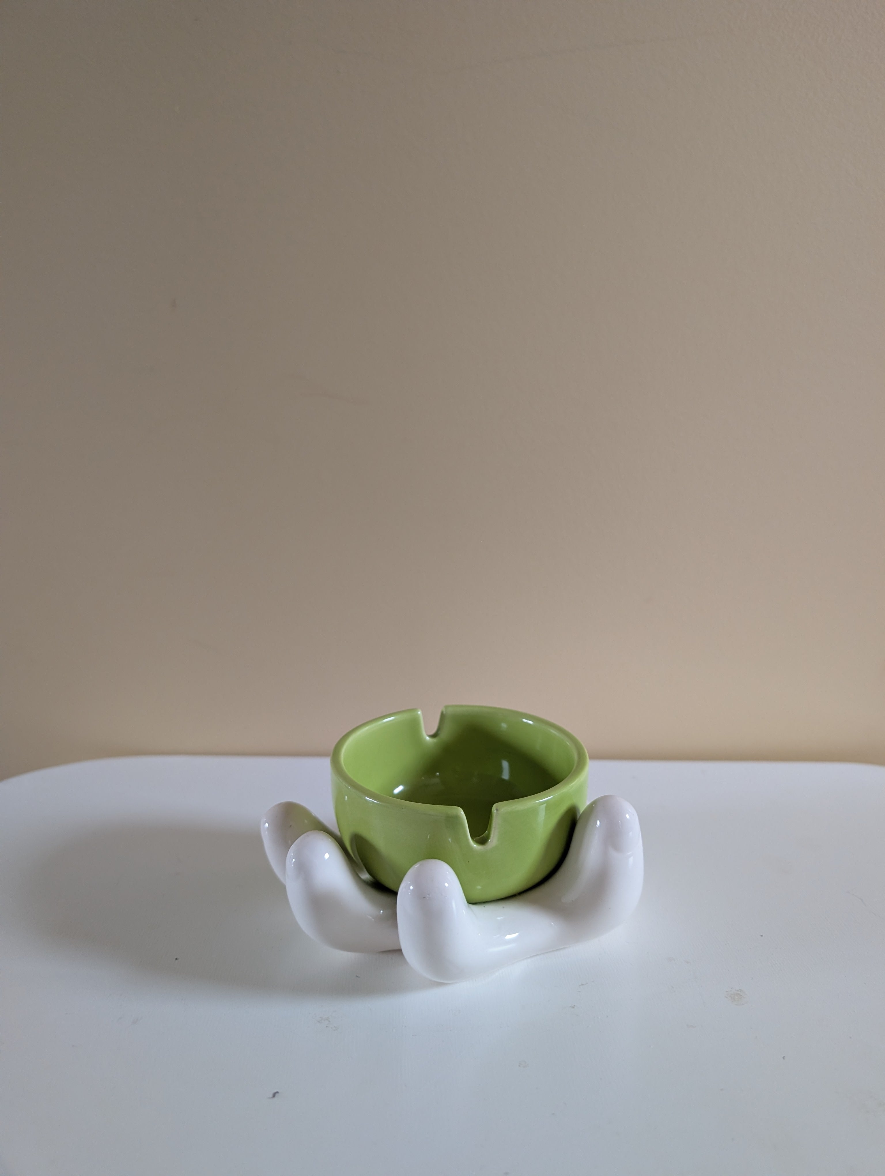 CERAMIC HAND HOLDING VINTAGE ASHTRAY