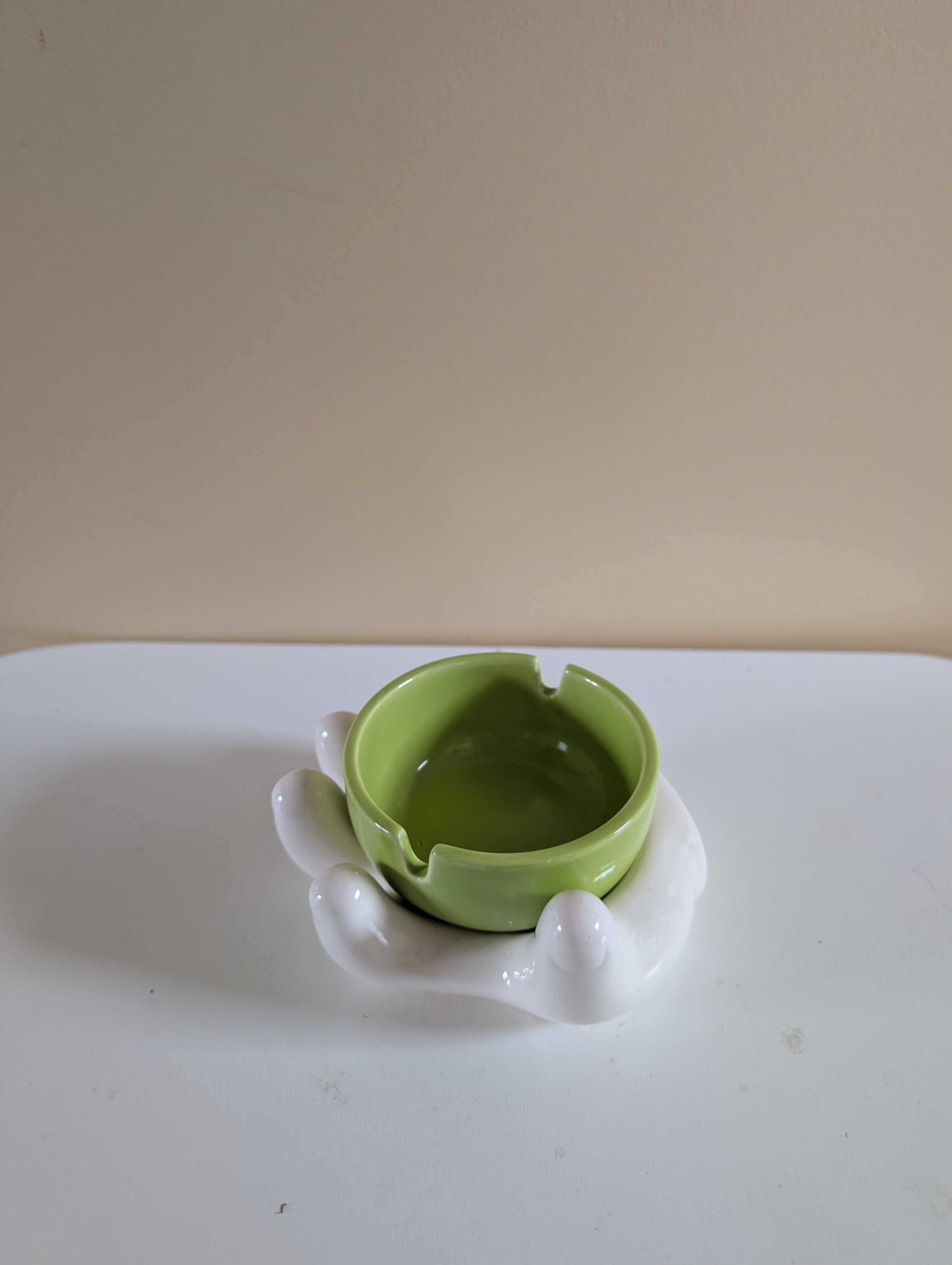 CERAMIC HAND HOLDING VINTAGE ASHTRAY